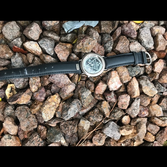 Guess - Picture 2 of 5